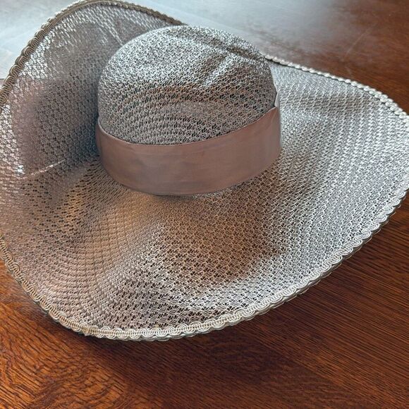 Vintage Whittal & Javits Silver Metallic Open Weave Mesh Large Tricorn Derby Hat - Picture 5 of 16